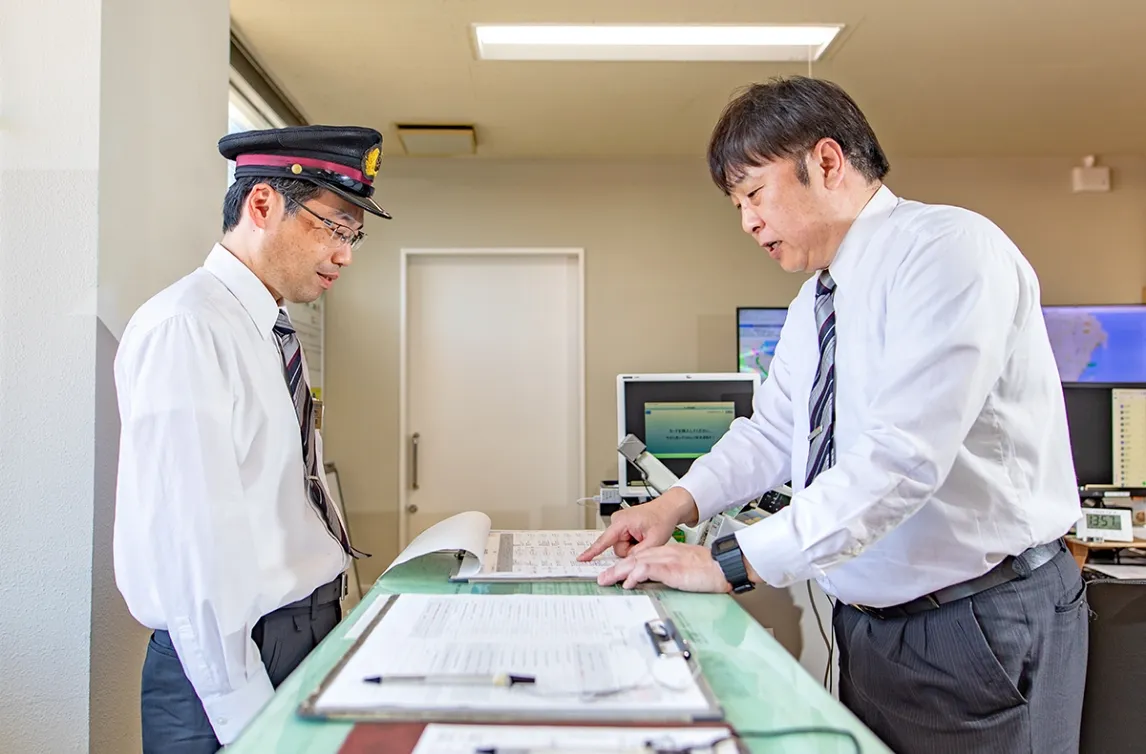 バス運転士が事務所で上司から説明や注意を受けている様子