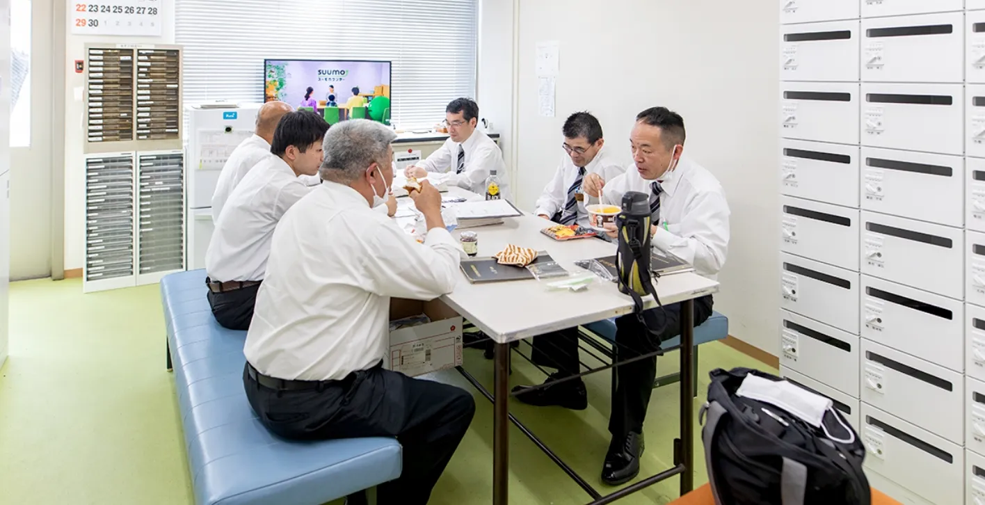 社員たちが休憩所で食事をとっている様子