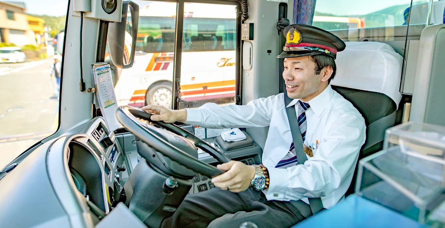 運転士がバスを運転している様子