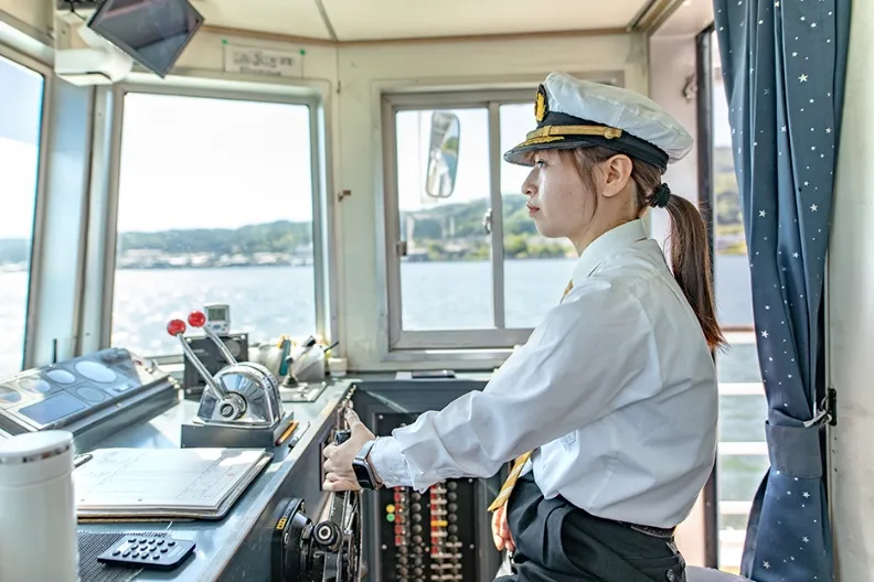 運転席に座る社員