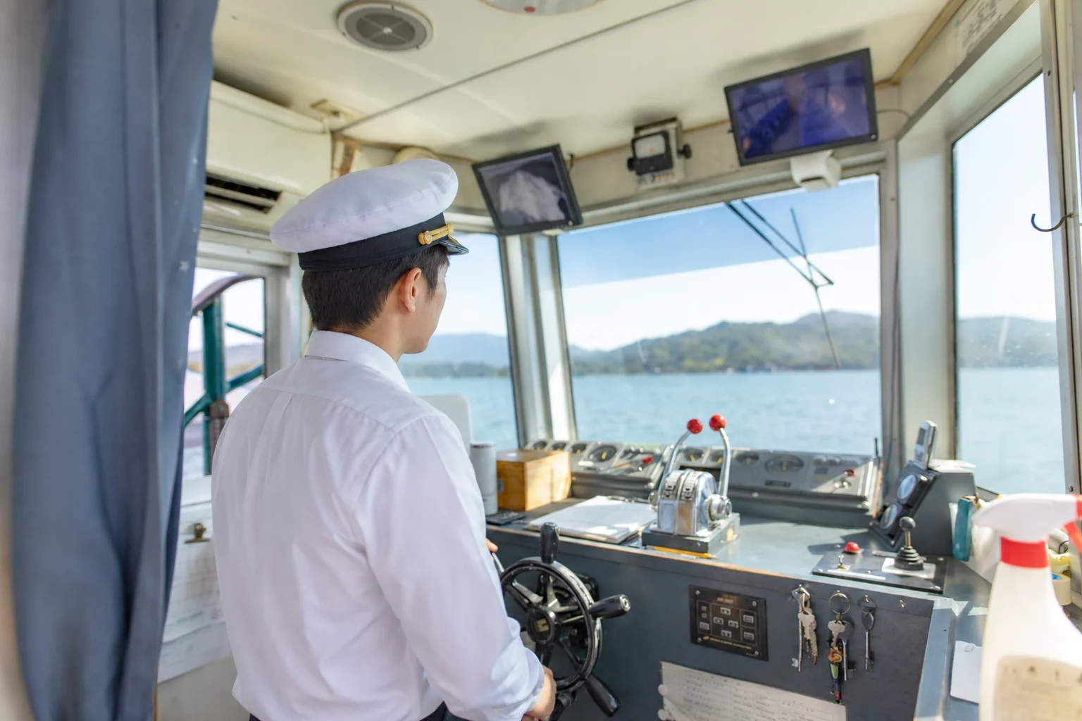 運転席に座る社員