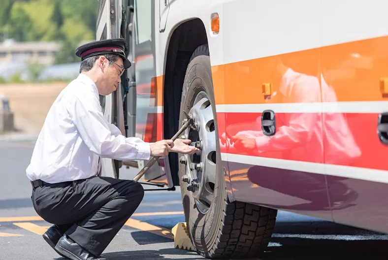 車両点検をする社員