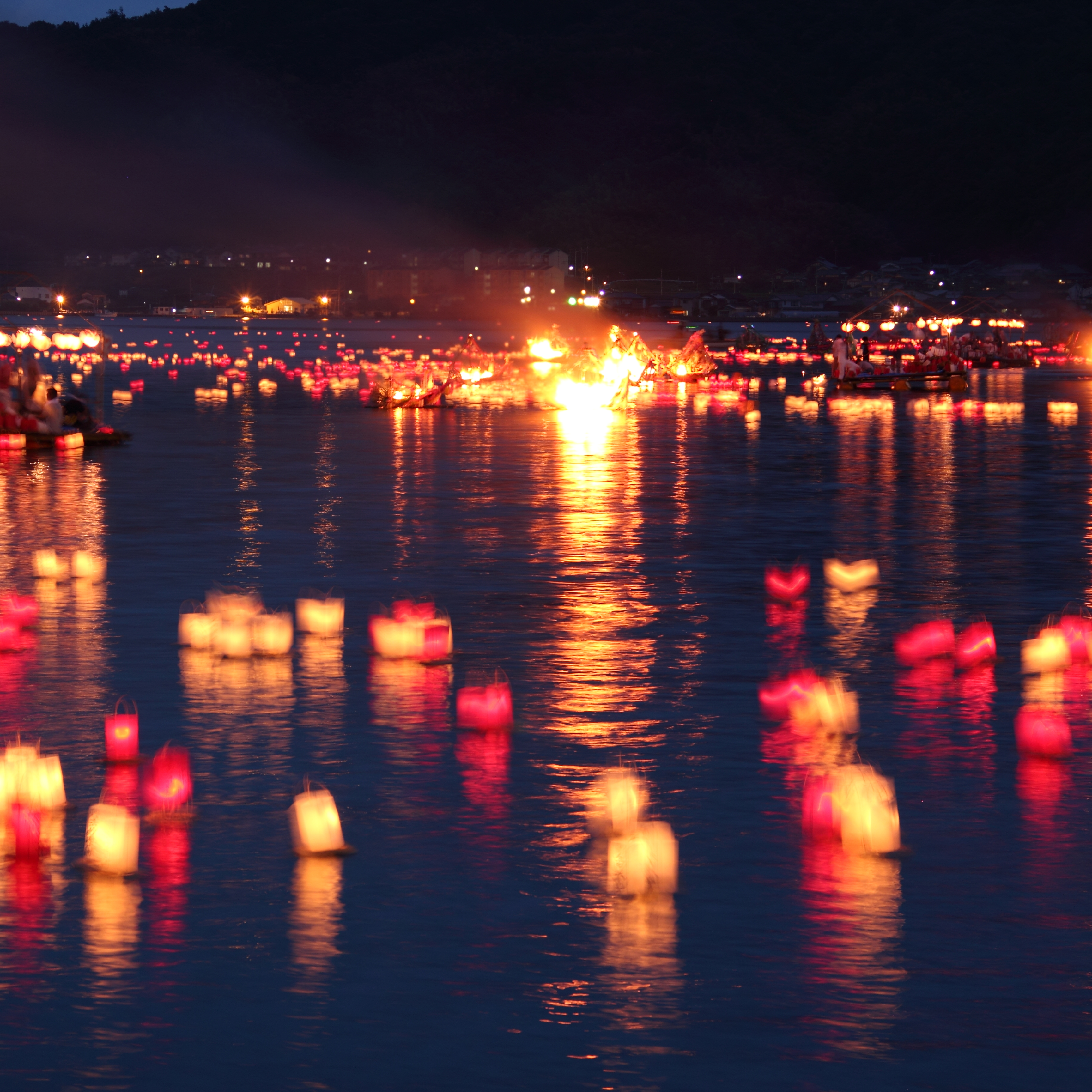 宫津灯笼流放花火大会